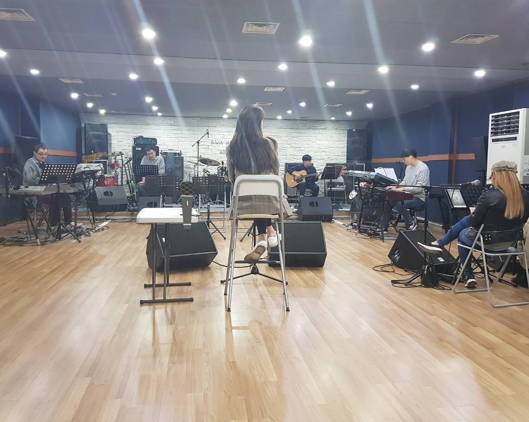 Suzy đáng yêu hết nấc trong phòng tập hát
