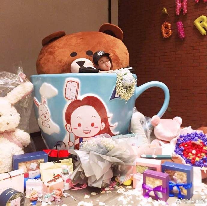 Triệu Lệ Dĩnh đáng yêu như thiếu nữ đôi mươi trong tiệc sinh nhật 30