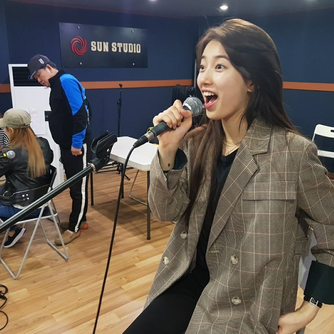 Suzy đáng yêu hết nấc trong phòng tập hát