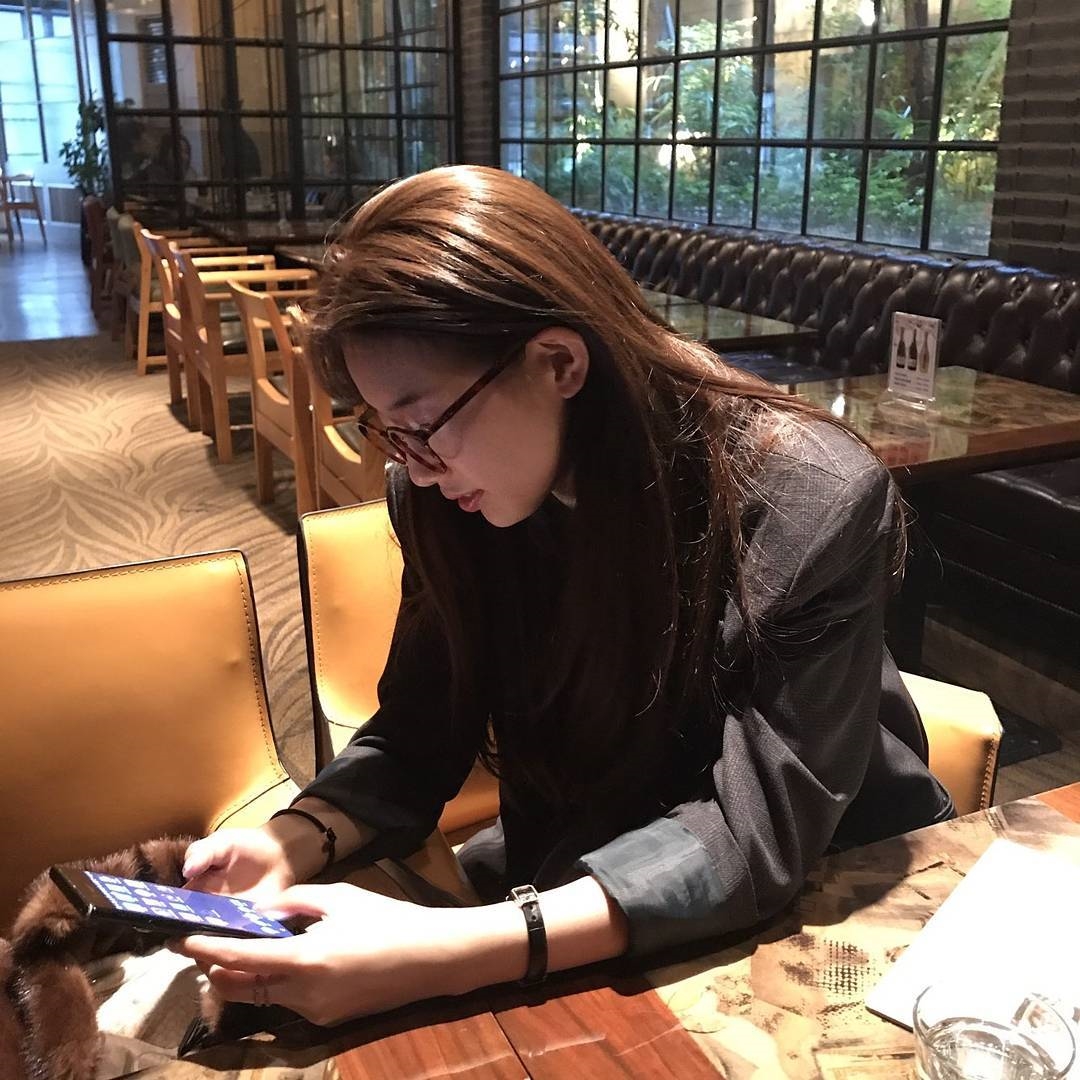 Suzy đáng yêu hết nấc trong phòng tập hát