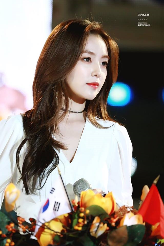 Irene bị chỉ trích khi bị San E đặt tay lên vai