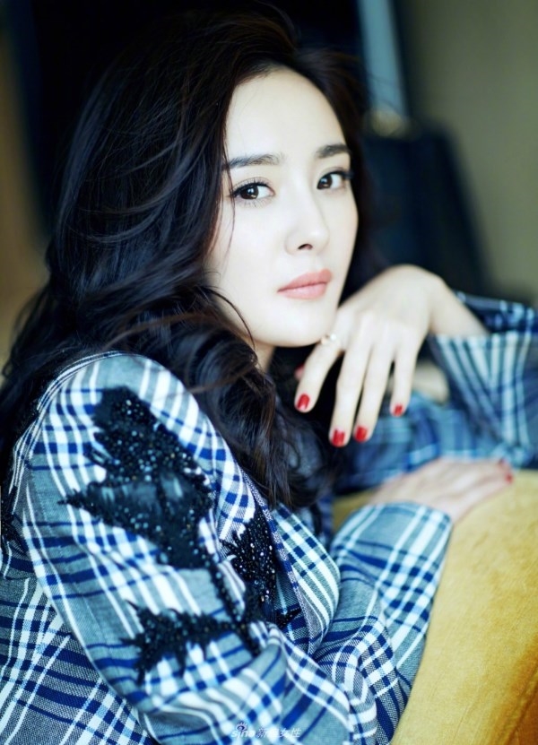 Dương Mịch bị chê đơ trong clip quảng cáo mới vì mặt khác lạ
