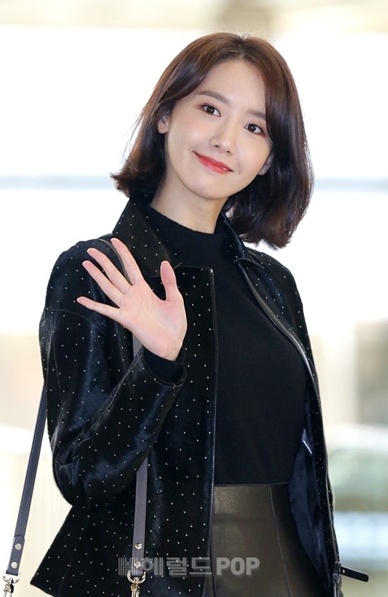 Yoona và Krystal 'một cây đen' sang chảnh vẫn sáng bừng cả sân bay