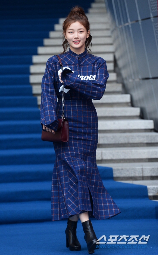 Kim Yoo Jung nổi bật giữa dàn sao trong 'Seoul Fashion Week 2018'