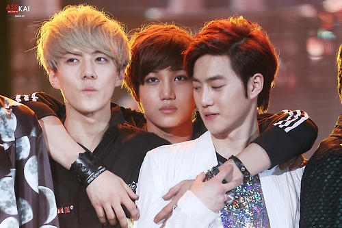 Những cặp idol da ngăm - da trắng thích chụp chung ảnh