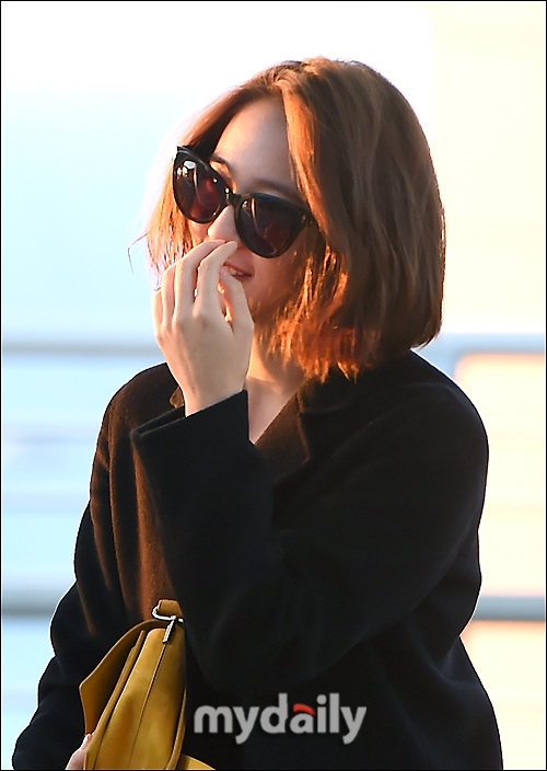 Yoona và Krystal 'một cây đen' sang chảnh vẫn sáng bừng cả sân bay