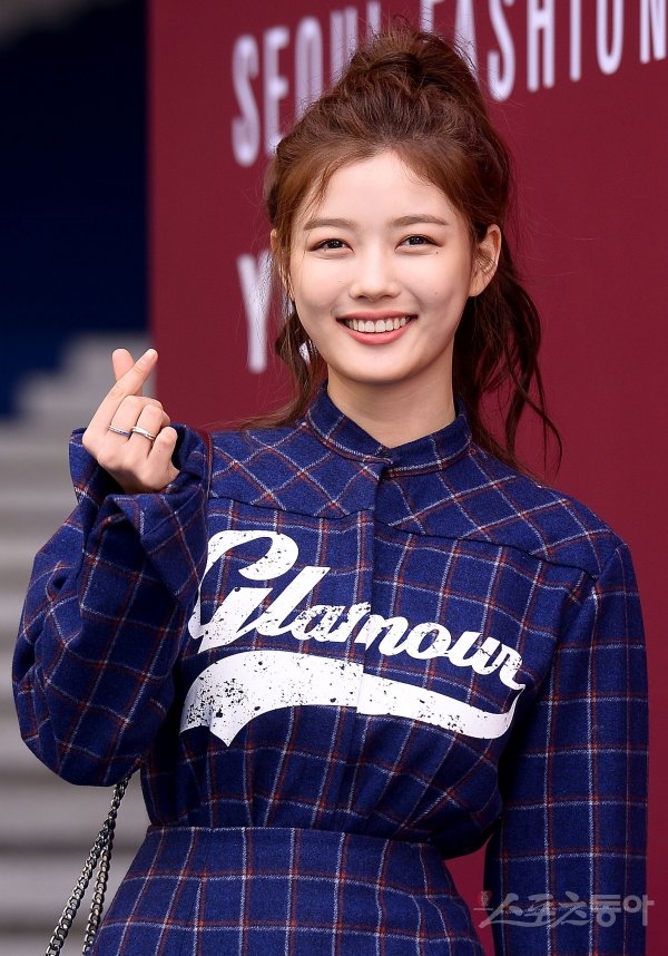 Kim Yoo Jung nổi bật giữa dàn sao trong 'Seoul Fashion Week 2018'