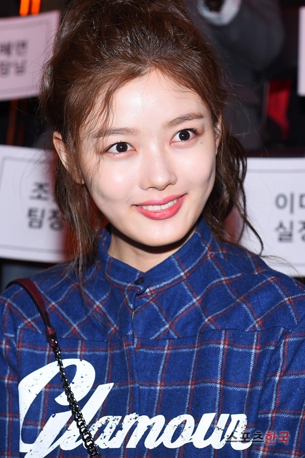 Kim Yoo Jung nổi bật giữa dàn sao trong 'Seoul Fashion Week 2018'
