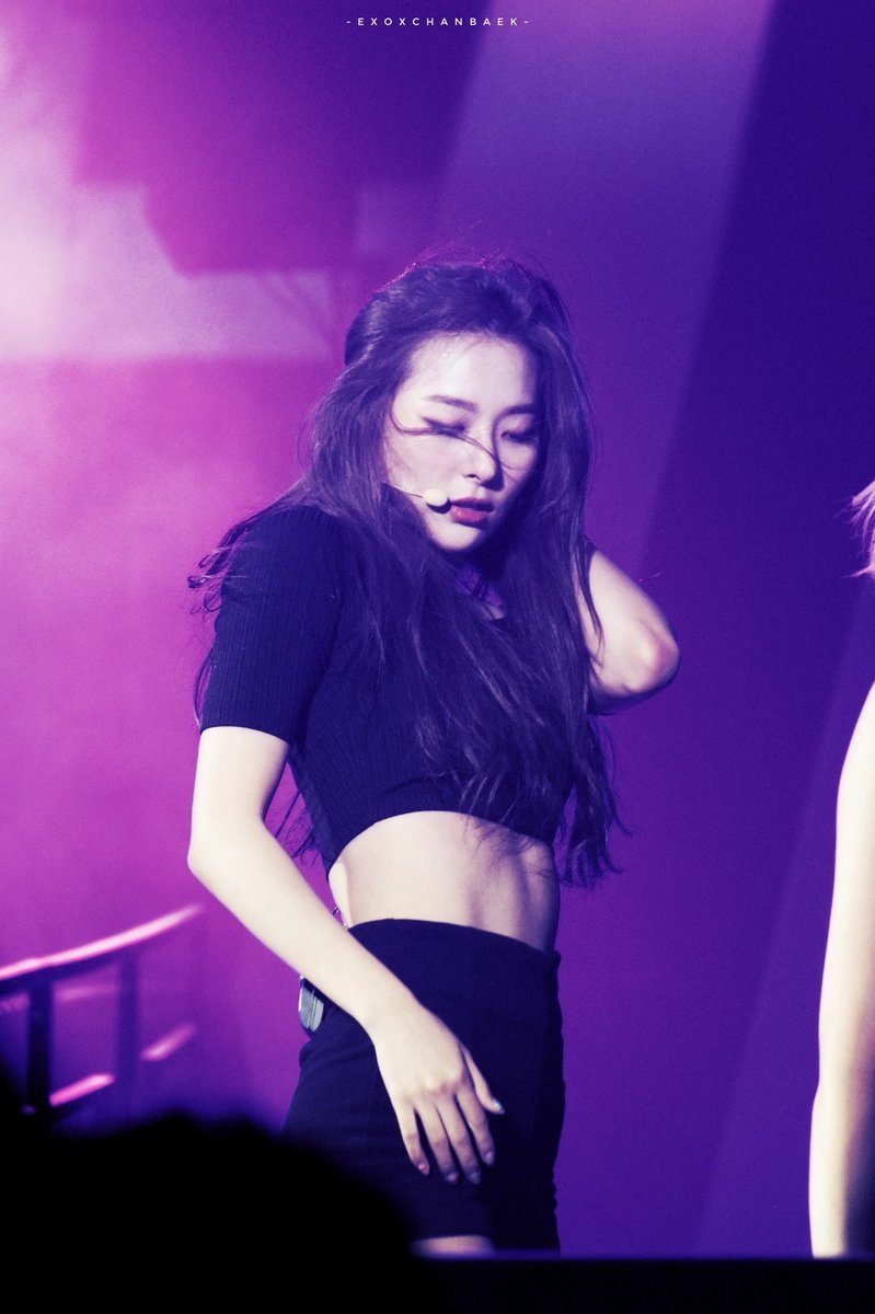 "Bỏng mắt" trước những điệu nhảy sexy của các nàng ngọc nữ Kbiz