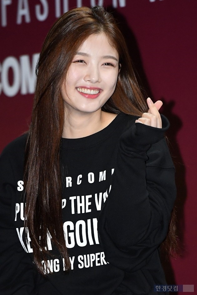 Kim Yoo Jung nổi bật giữa dàn sao trong 'Seoul Fashion Week 2018'