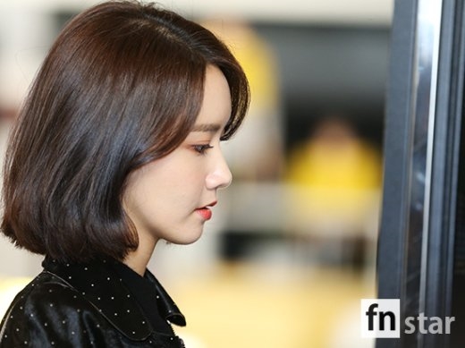 Yoona và Krystal 'một cây đen' sang chảnh vẫn sáng bừng cả sân bay