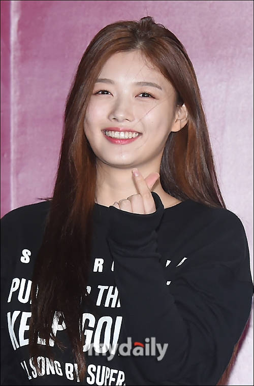 Kim Yoo Jung nổi bật giữa dàn sao trong 'Seoul Fashion Week 2018'