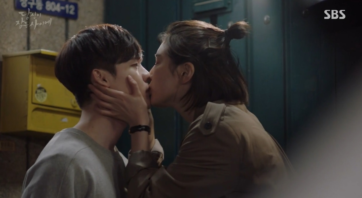 Nụ hôn đáng yêu của Suzy và Lee Jong Suk "gây sốt" cộng đồng mạng