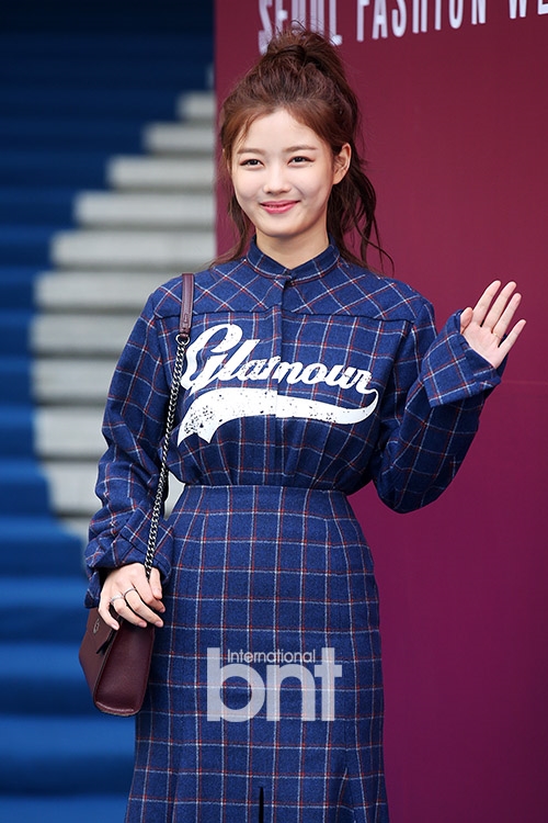 Kim Yoo Jung nổi bật giữa dàn sao trong 'Seoul Fashion Week 2018'
