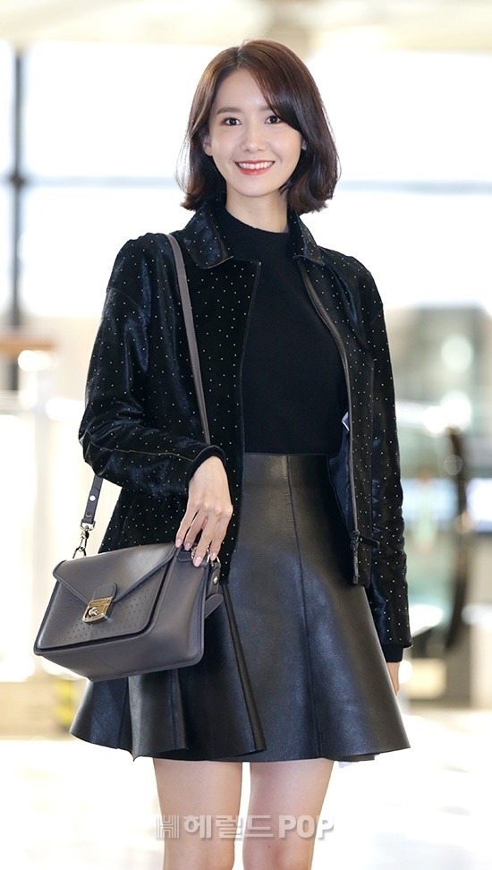 Yoona và Krystal 'một cây đen' sang chảnh vẫn sáng bừng cả sân bay