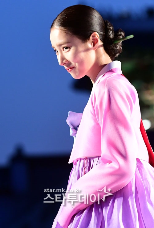Shin Se Kyung dịu dàng, thanh thoát mặc Hanbok biểu diễn thời trang