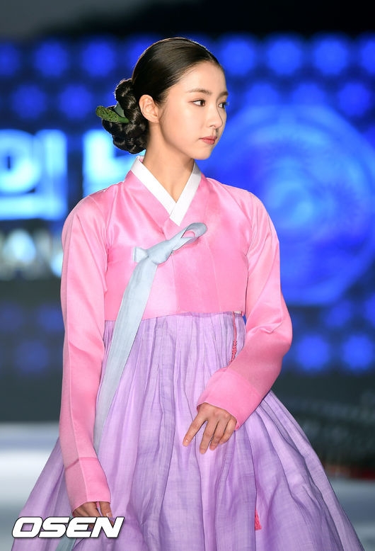 Shin Se Kyung dịu dàng, thanh thoát mặc Hanbok biểu diễn thời trang