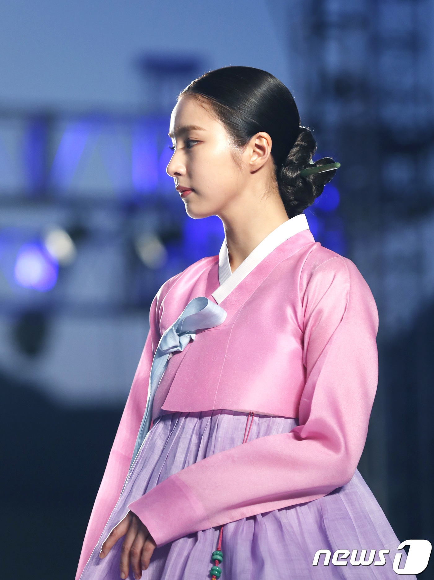 Shin Se Kyung dịu dàng, thanh thoát mặc Hanbok biểu diễn thời trang