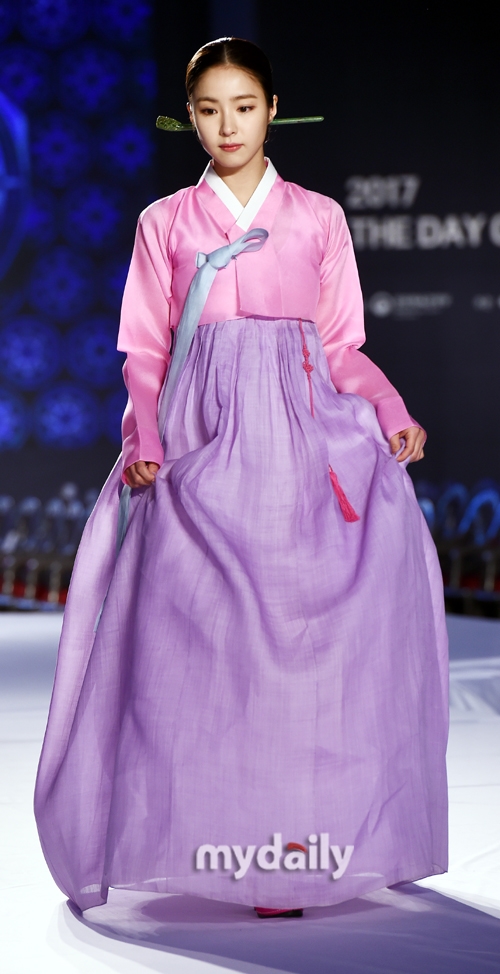 Shin Se Kyung dịu dàng, thanh thoát mặc Hanbok biểu diễn thời trang