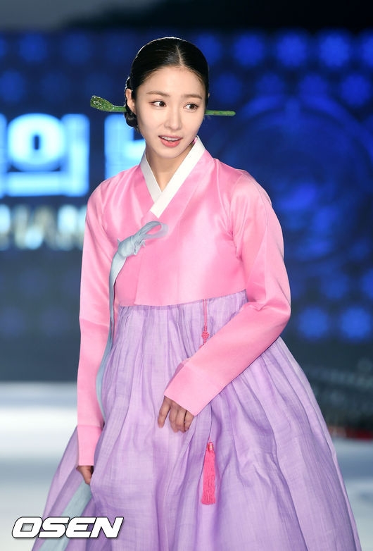Shin Se Kyung dịu dàng, thanh thoát mặc Hanbok biểu diễn thời trang