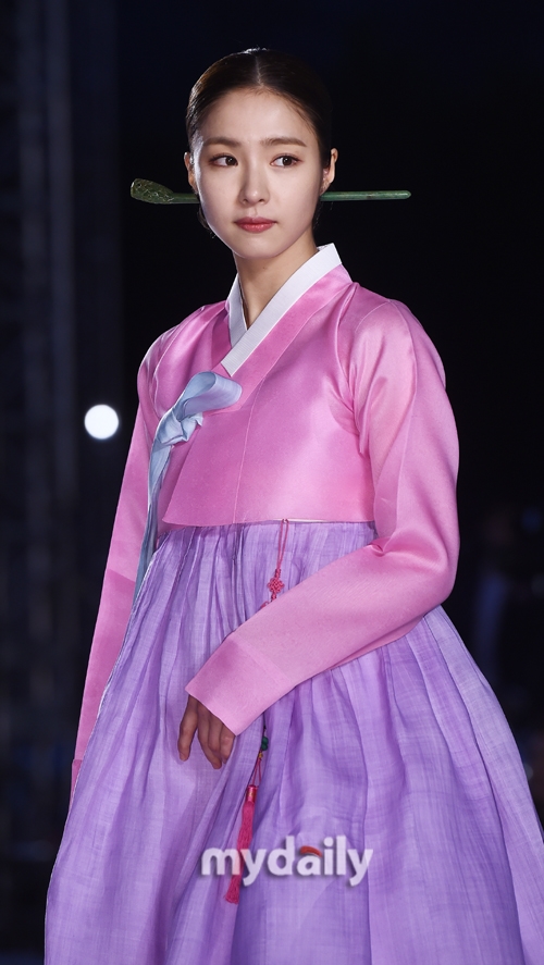 Shin Se Kyung dịu dàng, thanh thoát mặc Hanbok biểu diễn thời trang