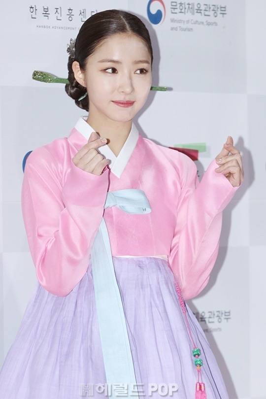 Shin Se Kyung dịu dàng, thanh thoát mặc Hanbok biểu diễn thời trang
