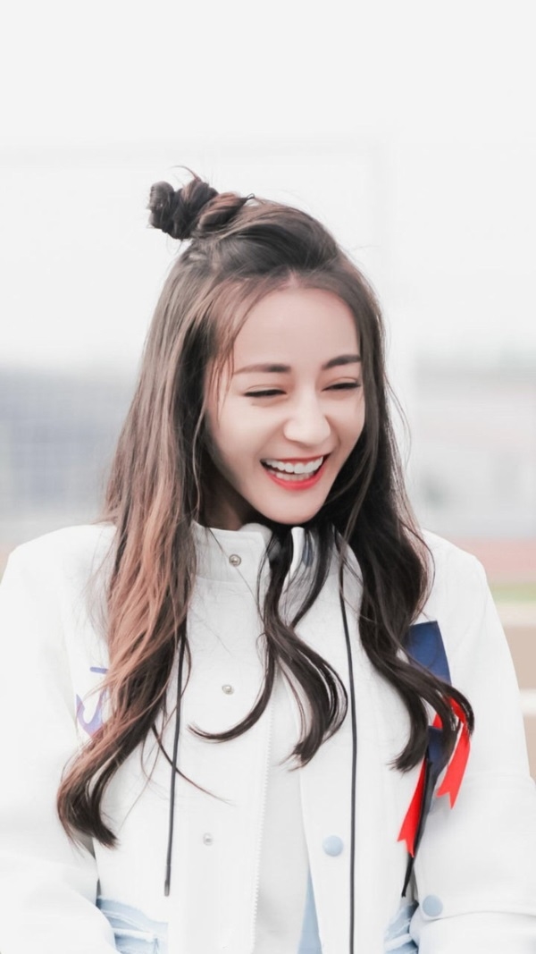 Địch Lệ Nhiệt Ba đau lòng khi biết lý do bị từ chối khi đỡ fan té ngã