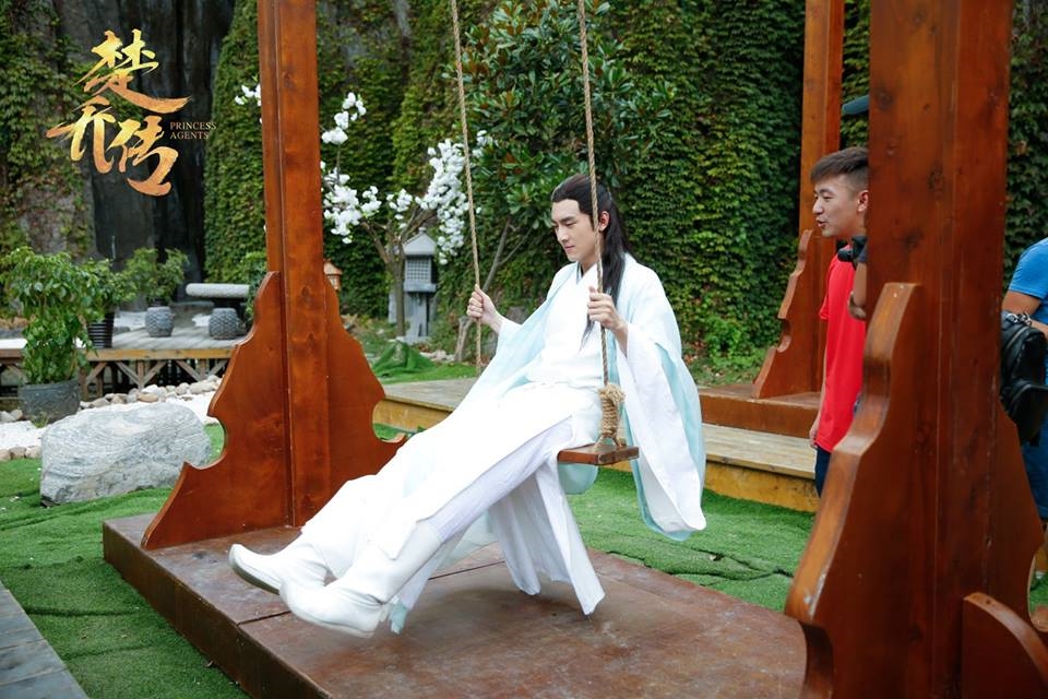 Nam thần Hoa Ngữ đẹp ngời ngời trong loạt ảnh chụp lén ở phim trường