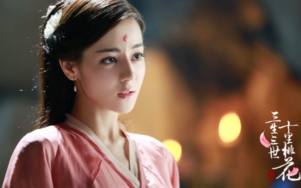 Địch Lệ Nhiệt Ba đau lòng khi biết lý do bị từ chối khi đỡ fan té ngã