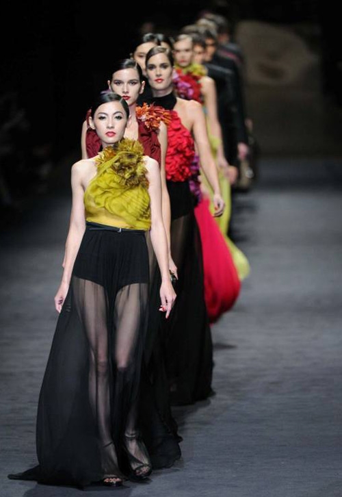 Khi sao Hoa ngữ 'lấn sân' catwalk: Tỏa sáng rực rỡ trên sàn diễn
