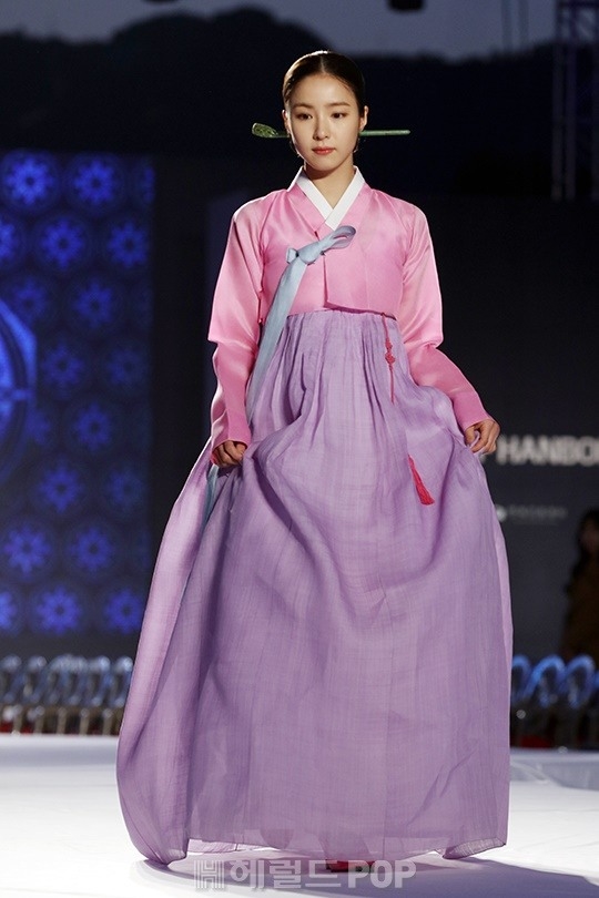Shin Se Kyung dịu dàng, thanh thoát mặc Hanbok biểu diễn thời trang