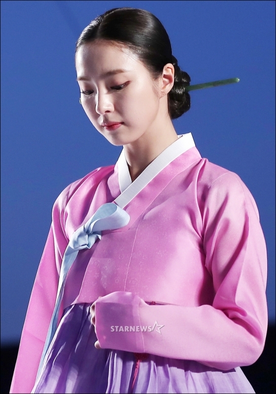 Shin Se Kyung dịu dàng, thanh thoát mặc Hanbok biểu diễn thời trang