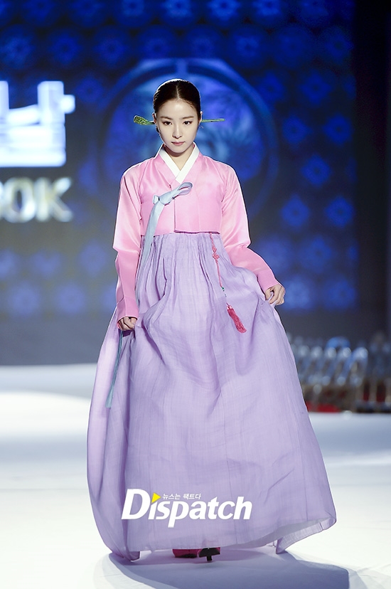 Shin Se Kyung dịu dàng, thanh thoát mặc Hanbok biểu diễn thời trang