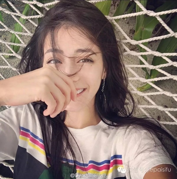 Địch Lệ Nhiệt Ba đau lòng khi biết lý do bị từ chối khi đỡ fan té ngã