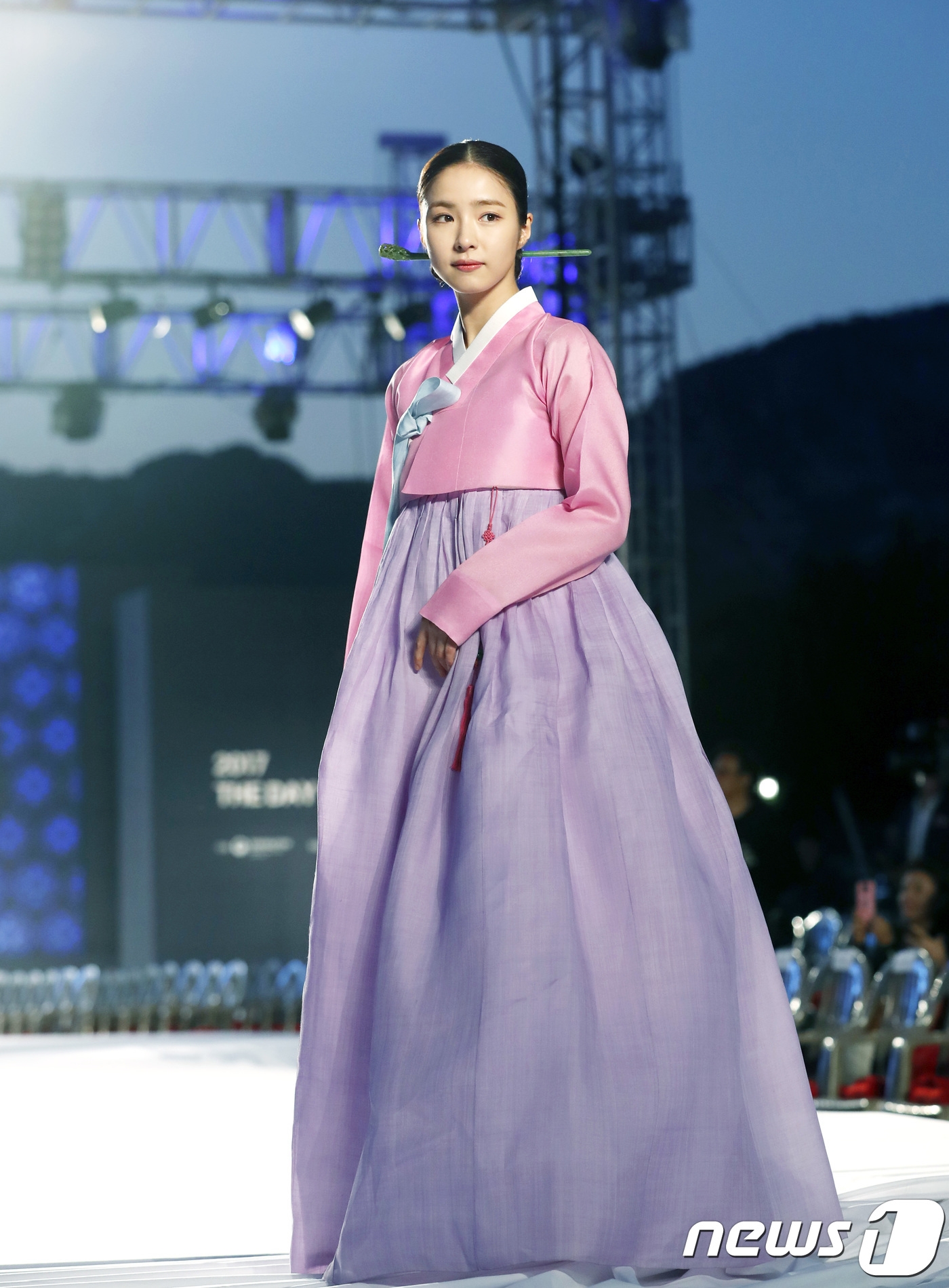 Shin Se Kyung dịu dàng, thanh thoát mặc Hanbok biểu diễn thời trang