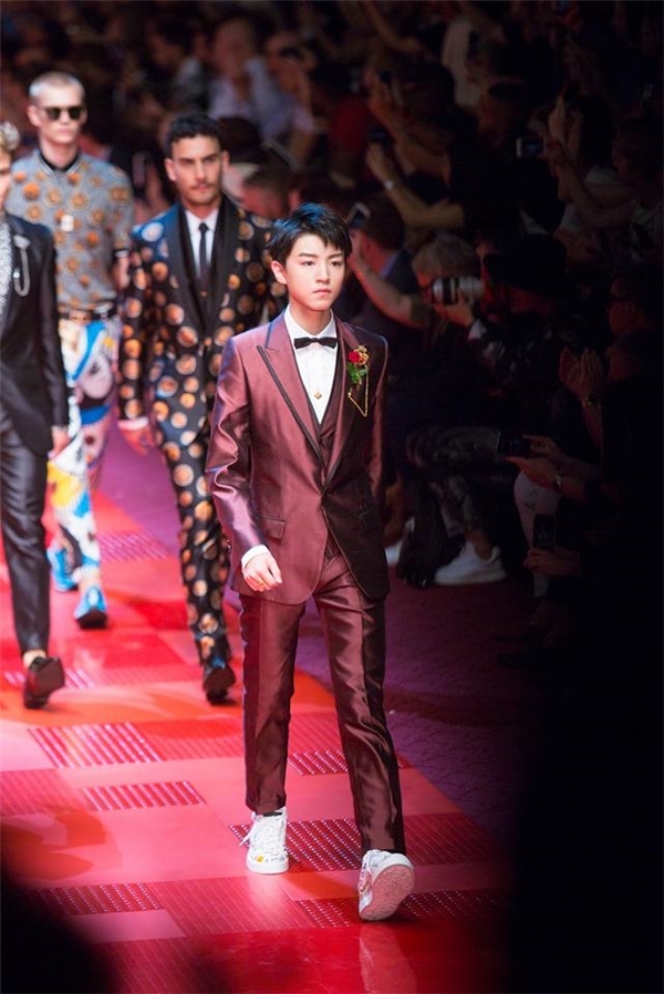 Khi sao Hoa ngữ 'lấn sân' catwalk: Tỏa sáng rực rỡ trên sàn diễn