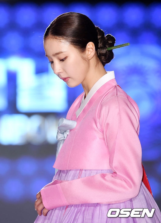 Shin Se Kyung dịu dàng, thanh thoát mặc Hanbok biểu diễn thời trang
