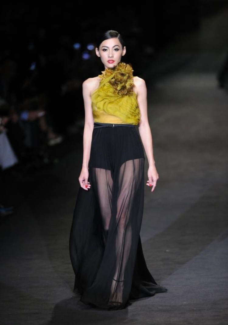 Khi sao Hoa ngữ 'lấn sân' catwalk: Tỏa sáng rực rỡ trên sàn diễn