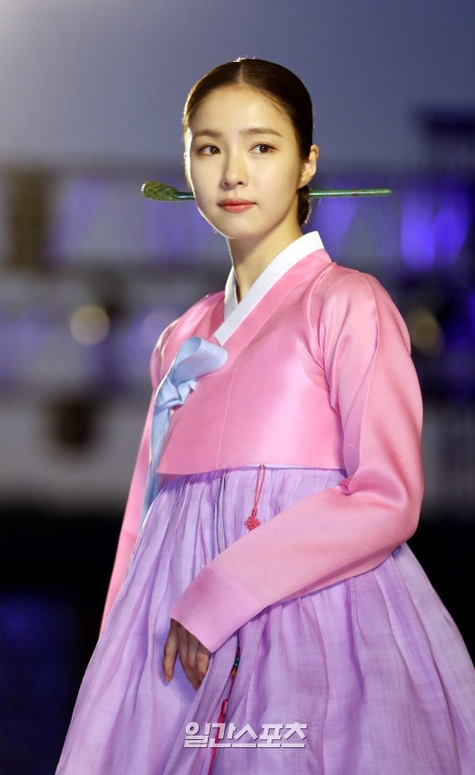 Shin Se Kyung dịu dàng, thanh thoát khi khoác lên mình bộ Hanbok truyền thống