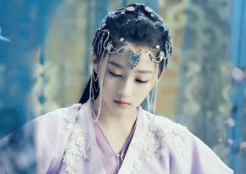 Địch Lệ Nhiệt Ba sẽ “đối đầu” với Quan Hiểu Đồng trong phim mới