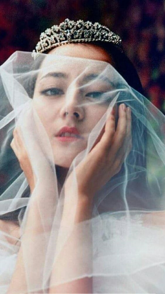 Khi mỹ nhân giấu mặt sau tấm màn che, ai là người có vẻ đẹp quyến rũ?
