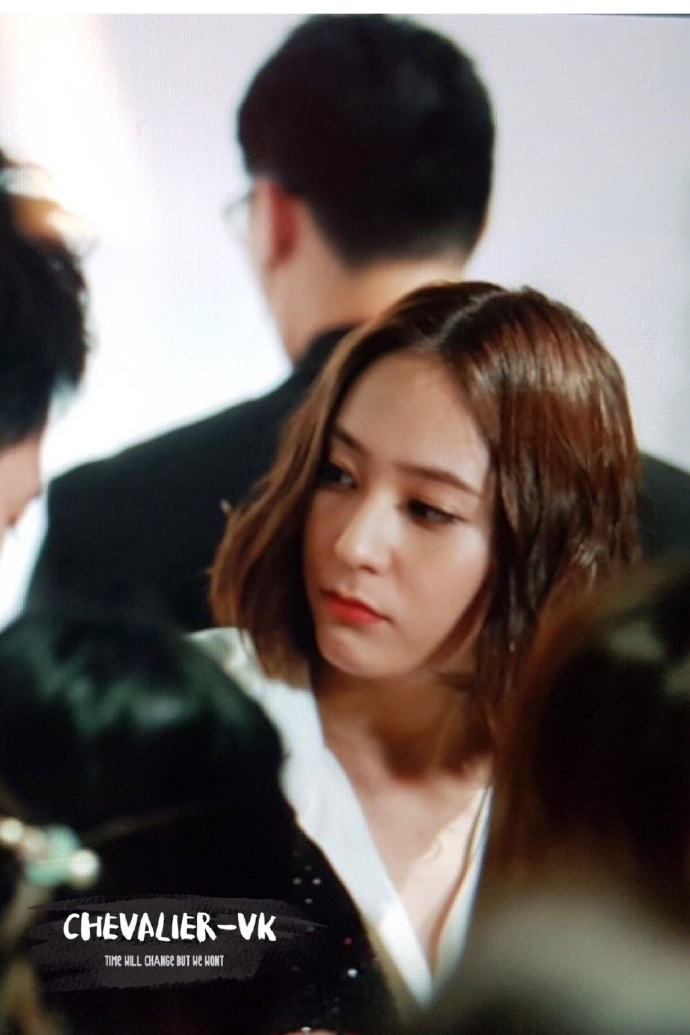 Krystal bùng nổ khí chất khó ai bì kịp với mái tóc ngắn mới