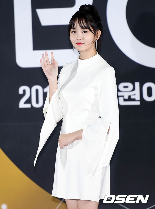 Thảm đỏ BOF: Kim So Hyun và Wanna One nổi bật giữa rừng sao