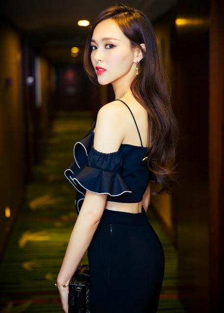 Sửng sốt khi mỹ nhân Hoa ngữ 'diện' croptop khoe eo thon