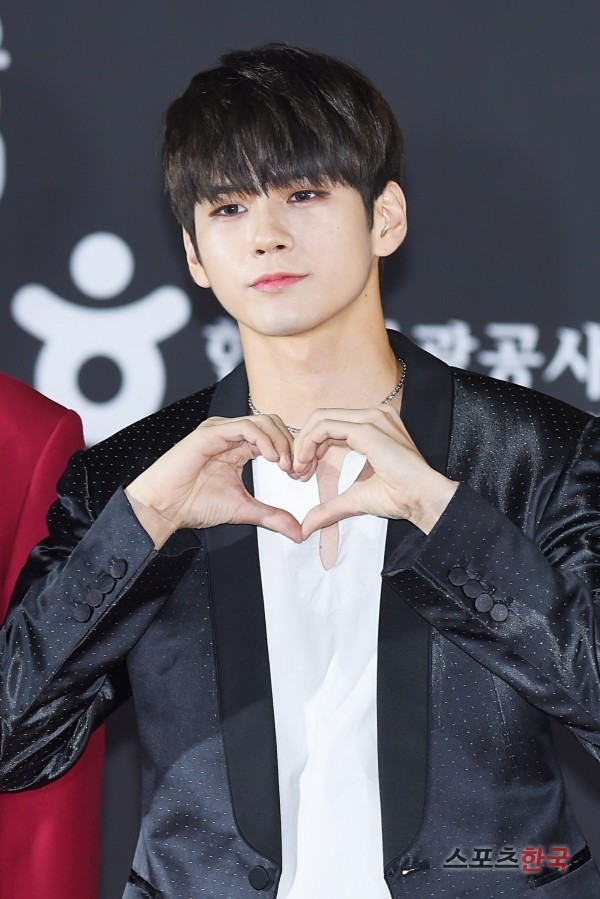 Thảm đỏ BOF: Kim So Hyun và Wanna One nổi bật giữa rừng sao