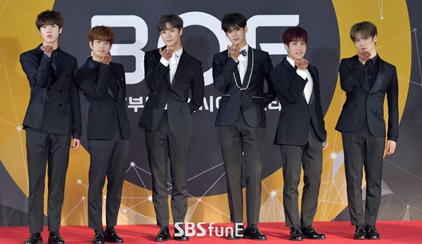 Thảm đỏ BOF: Kim So Hyun và Wanna One nổi bật giữa rừng sao