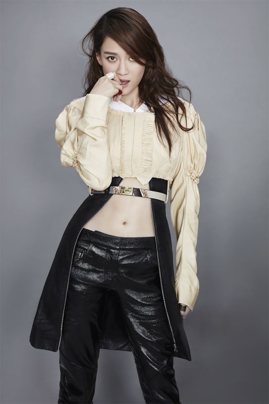 Sửng sốt khi mỹ nhân Hoa ngữ 'diện' croptop khoe eo thon