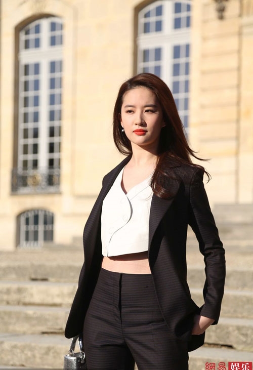 Sửng sốt khi mỹ nhân Hoa ngữ 'diện' croptop khoe eo thon