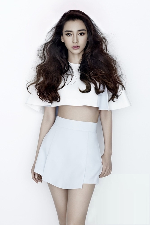 Sửng sốt khi mỹ nhân Hoa ngữ 'diện' croptop khoe eo thon