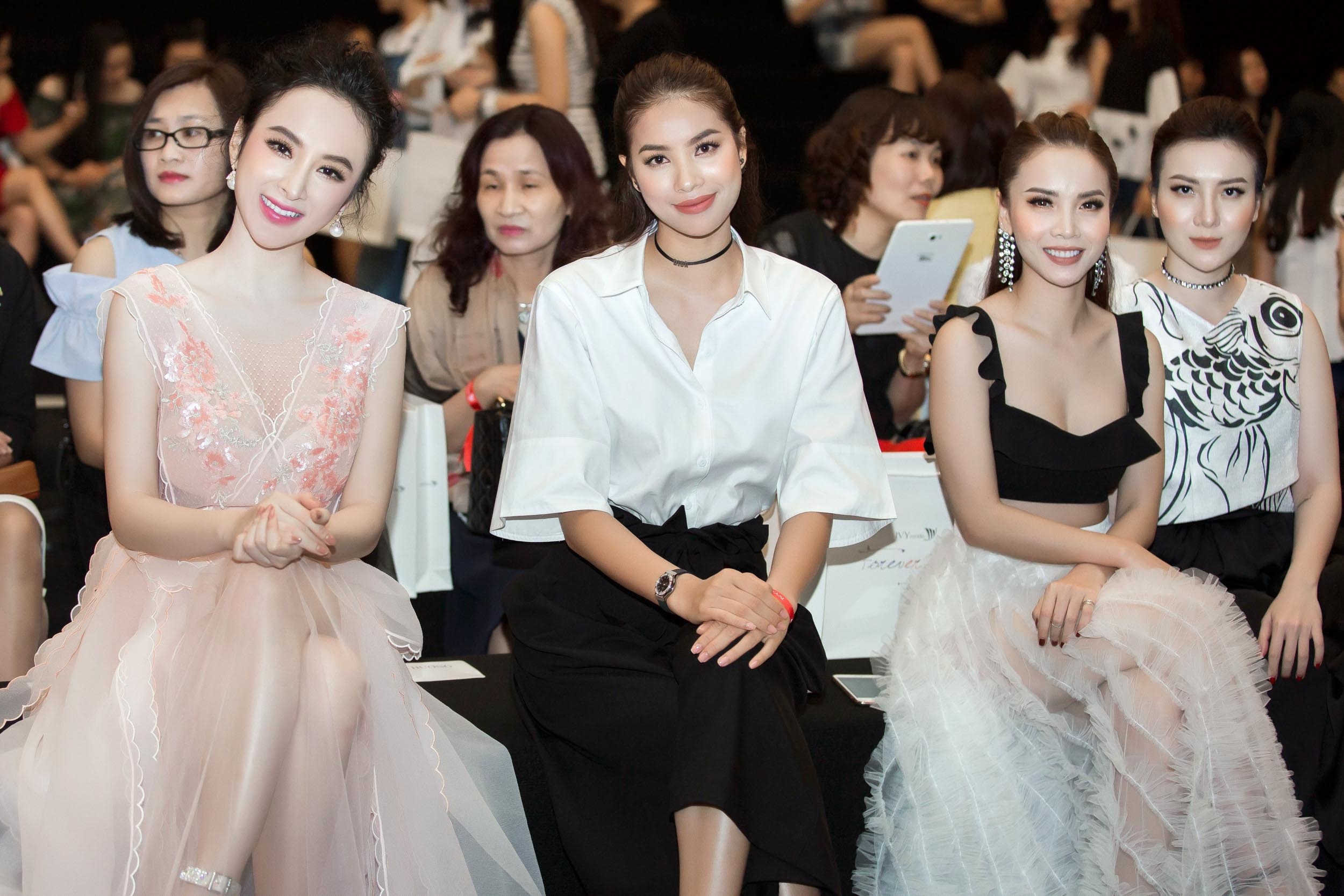 Xuất hiện ở show thời trang, mỹ nhân nào toát lên khí chất ngôi sao?